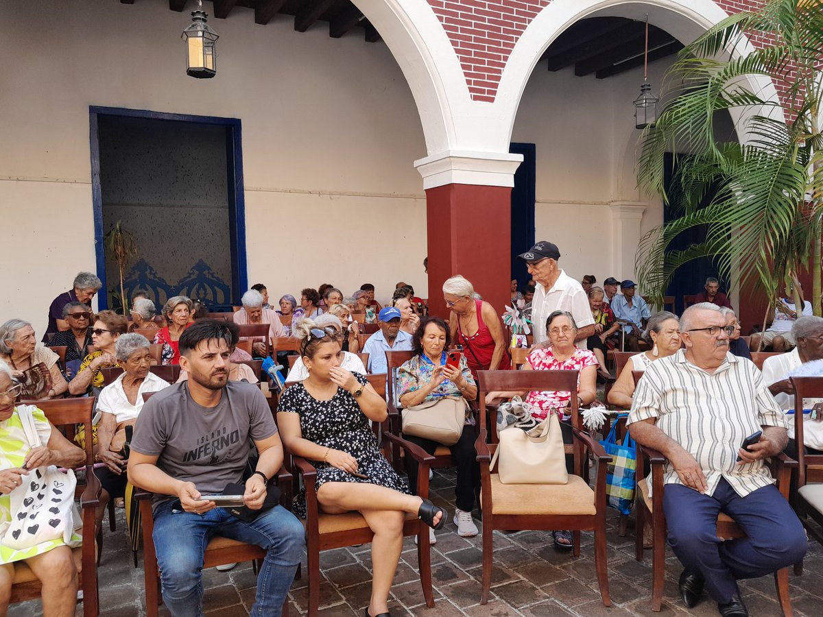 smarthnayade's tweet photo. El Museo Provincial "La Periquera" se convierte en sede de la actividad central por el día del Adulto Mayor.
#SomosCulturaHolguín 
#HonorHolguinero https://t.co/TCDquAHj1z