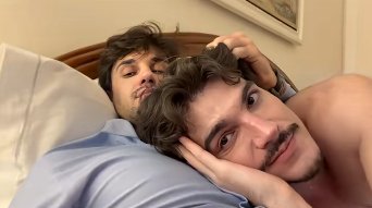 imaturoestupido's tweet photo. acho que a gente superou rápido demais o fato de ter uma mídia do Jao DEITADO NO PEITO DO PEDRO com o pedro fazendo carinho no cabelo dele SEM CAMISA https://t.co/3ysEcOONtn
