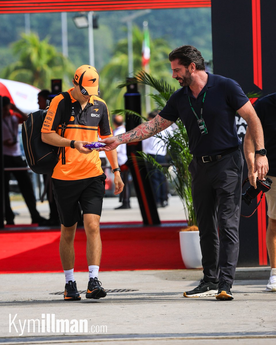 KymIllman's tweet photo. I'LL TAKE THAT

Oscar Piastri was gifted a Luva Chocolate Hazelnut lava cake upon his arrival this morning. It didn't stay with him for long. "I'll take that," said one of his crew.

#f1 #f1content #bahraingp https://t.co/XUatLjvj1g