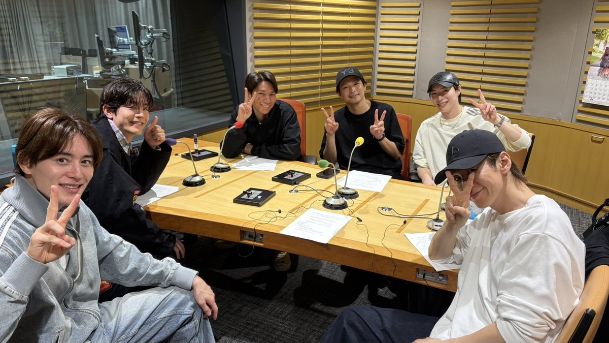 shma_radio's tweet photo. -----
初回放送スタートッッ🕺
-----

昭和歌謡＆ポップスグループ #SHOW_WA と #MATSURI が週替わりMCの「サタデーナイトレディオ」がスタート✨
記念すべき初回はSHOW-WAが6人全員で登場👀
番組の〇〇を決定します🔥

放送は⬇️
https://t.co/6yVOq2ltCa

感想は⬇️
✉️shma@1242.com

#ニッポン放送 https://t.co/kA8A3RWhEj