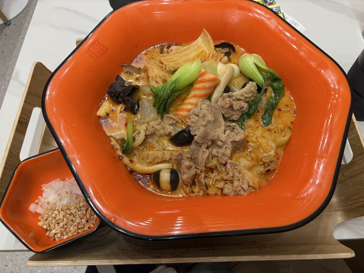 _KillerWhale_'s tweet photo. やっと食べに来れたマーラータン！！
ハチノスと白黒キクラゲと沈んでるけどあの定番のしましまのやつうまかった(*´ω｀*)
あと具の塩梅がわからなくて会計でびっくりしたし胃袋も割と限界値だった← https://t.co/Da9LGhH9Ik