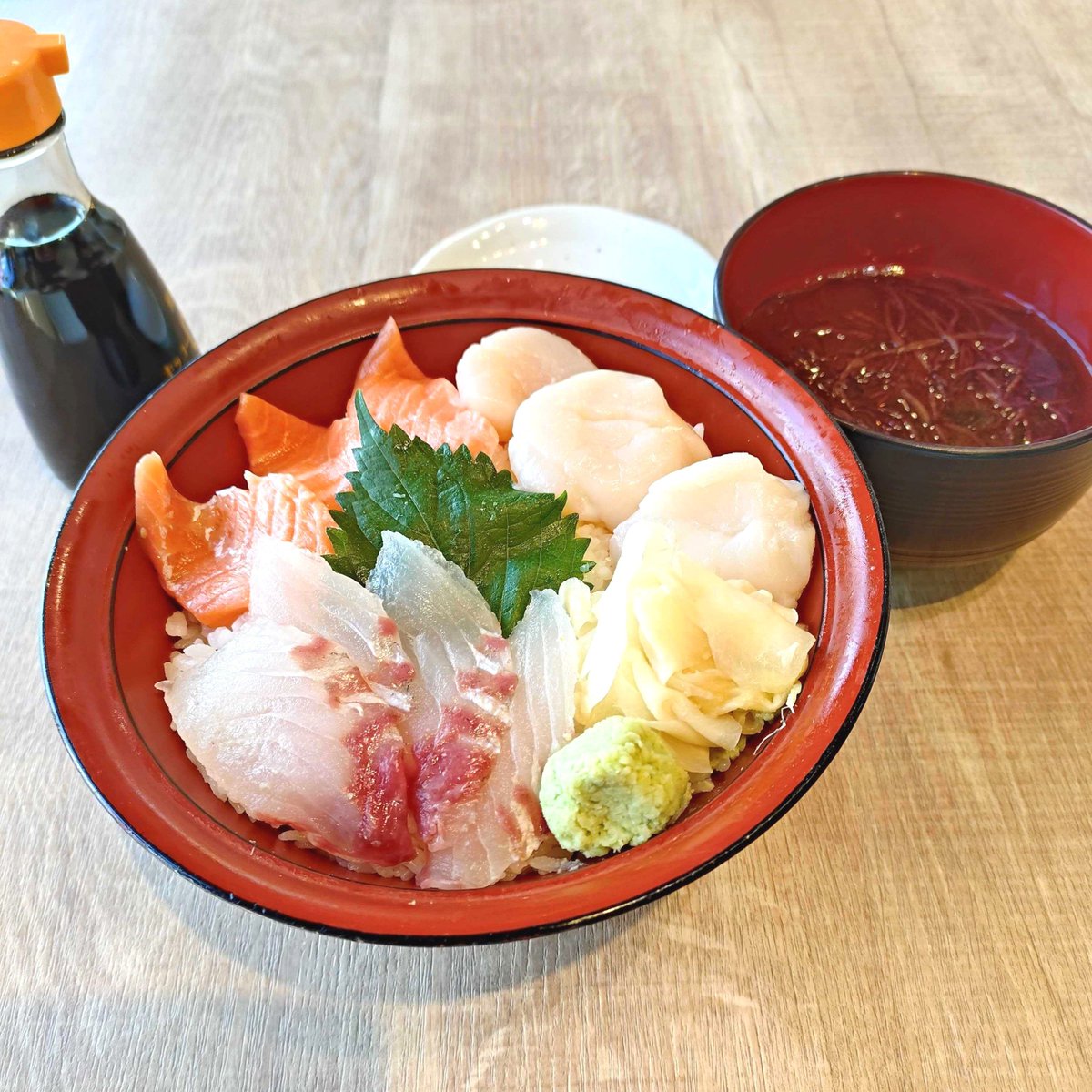 onagawaokasei's tweet photo. 【ネタは全て女川産❗️前浜丼❗️】

広報の近藤です！
お昼時となりました❗️🕛️😋✨

当店食堂の新メニュー、
『日替わり前浜丼』はもうお召し上がりいただきましたか？

ネタは全て女川産にこだわった、ここ女川、おかせいでしか食べられない丼！

本日のネタは「銀鮭」「ほたて」「平目」です！ぜひご賞味ください！