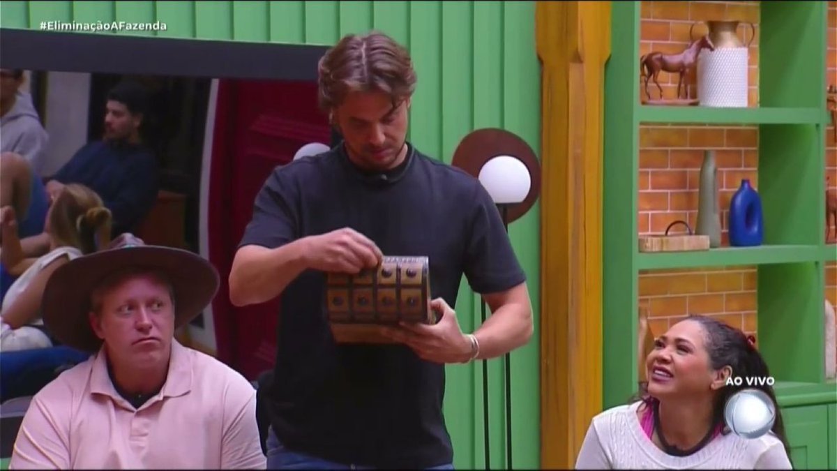 Dantinhas's tweet photo. Daniel descobriu que ganhou uma imunidade. 

Daniel: "Chupa que é de uva! O jogo não vira: ele capota!" #EliminaçãoAFazenda https://t.co/qAmH9dXIra