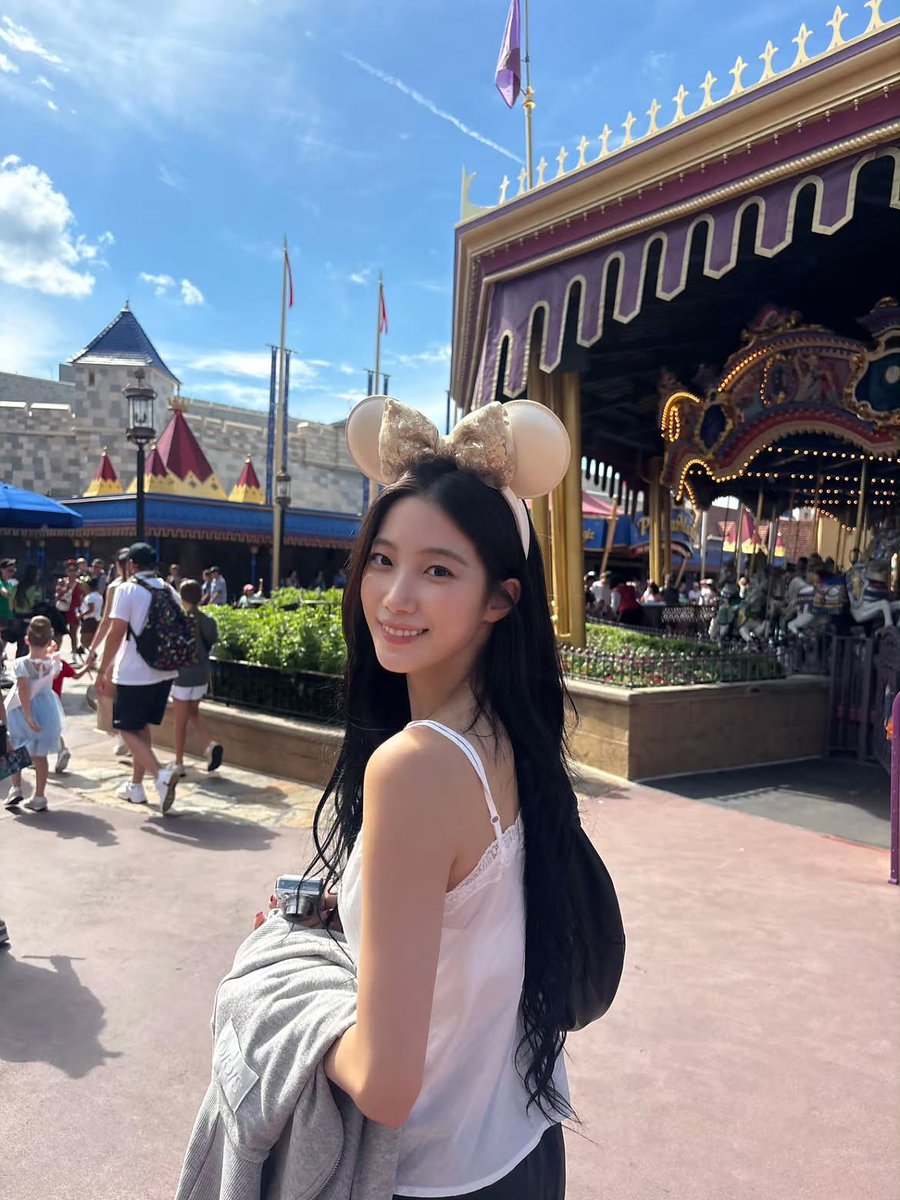 FIMBASE's tweet photo. [INSTAGRAM] 261002 | zuhazana
🎵The City of Prague Philharmonic Orchestra - When You Wish Upon a Star 

(1/5)

#KAZUHA #카즈하
#LE_SSERAFIM #르세라핌 https://t.co/wIsEUeNFSM