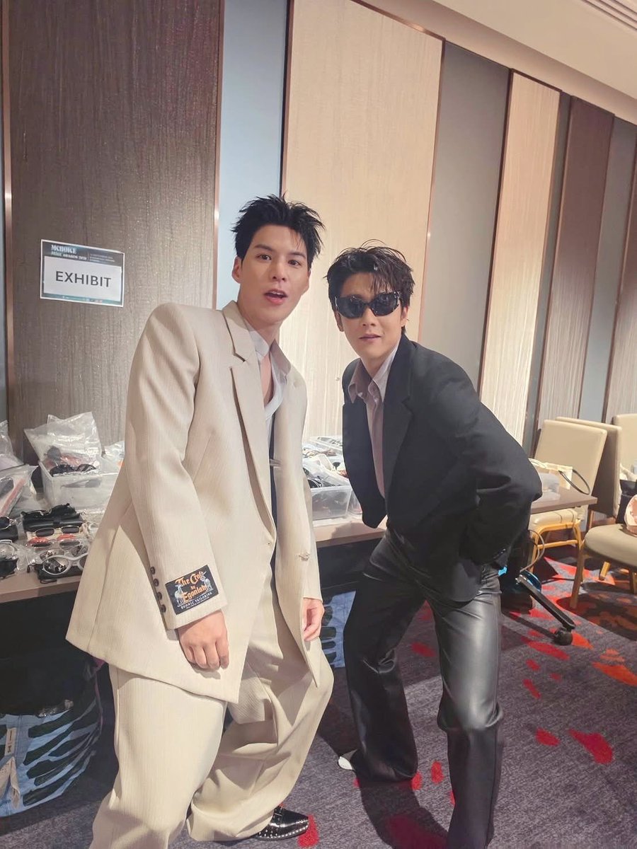 AlwaysJungshine's tweet photo. แฟชั่นวีคต้องสะเทือนแล้ววว 
ท่าโพส "หลังเดาะ" แบบพร้อมเพรียง😂 #คัลแลนพี่จอง 
#พี่จอง #คัลแลน #หลังเดาะ

Repost #AgavondEnt
เจ้านายแอดค่ะ แกเป็นคนเรียบร้อย กินน้อย ไม่กล้าแสดงออก https://t.co/r3NqX5Lgx0
