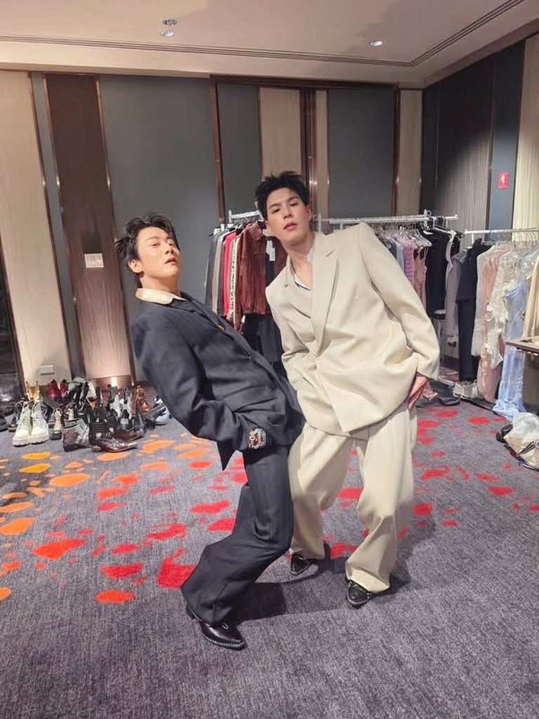AlwaysJungshine's tweet photo. แฟชั่นวีคต้องสะเทือนแล้ววว 
ท่าโพส "หลังเดาะ" แบบพร้อมเพรียง😂 #คัลแลนพี่จอง 
#พี่จอง #คัลแลน #หลังเดาะ

Repost #AgavondEnt
เจ้านายแอดค่ะ แกเป็นคนเรียบร้อย กินน้อย ไม่กล้าแสดงออก https://t.co/r3NqX5Lgx0