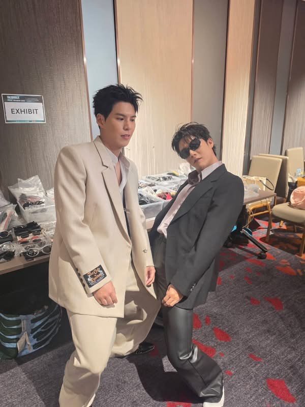 AlwaysJungshine's tweet photo. แฟชั่นวีคต้องสะเทือนแล้ววว 
ท่าโพส "หลังเดาะ" แบบพร้อมเพรียง😂 #คัลแลนพี่จอง 
#พี่จอง #คัลแลน #หลังเดาะ

Repost #AgavondEnt
เจ้านายแอดค่ะ แกเป็นคนเรียบร้อย กินน้อย ไม่กล้าแสดงออก https://t.co/r3NqX5Lgx0