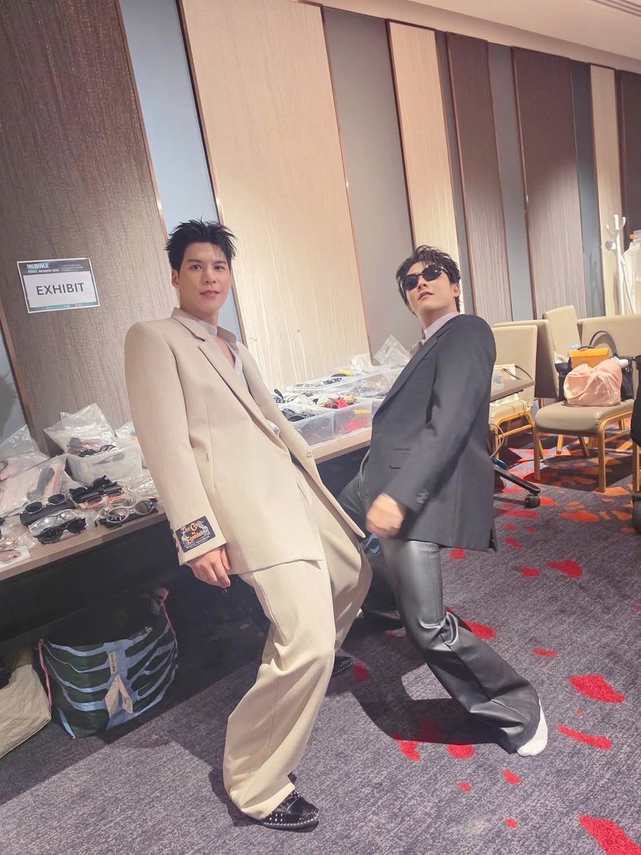 AlwaysJungshine's tweet photo. แฟชั่นวีคต้องสะเทือนแล้ววว 
ท่าโพส "หลังเดาะ" แบบพร้อมเพรียง😂 #คัลแลนพี่จอง 
#พี่จอง #คัลแลน #หลังเดาะ

Repost #AgavondEnt
เจ้านายแอดค่ะ แกเป็นคนเรียบร้อย กินน้อย ไม่กล้าแสดงออก https://t.co/r3NqX5Lgx0