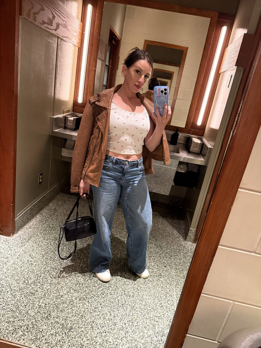 MsAshlynnTaylor's tweet photo. I’m in Vegas right now with one day left  in my busy schedule. If you miss out, sucks to not be sucked 🤷🏻‍♀️ https://t.co/DTVqXfdS1x