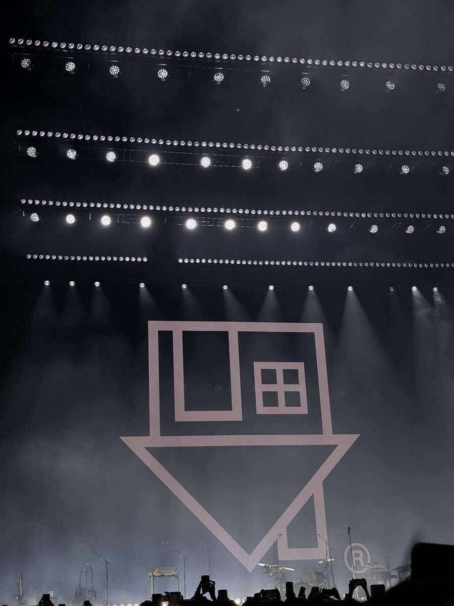 SandraaUV's tweet photo. Ver a The Neighbourhood en vivo dos días seguidos, ha sido de las experiencias más felices que he vivido🩶🌎 @thenbhd #theNBHD https://t.co/BkF4urpOHA