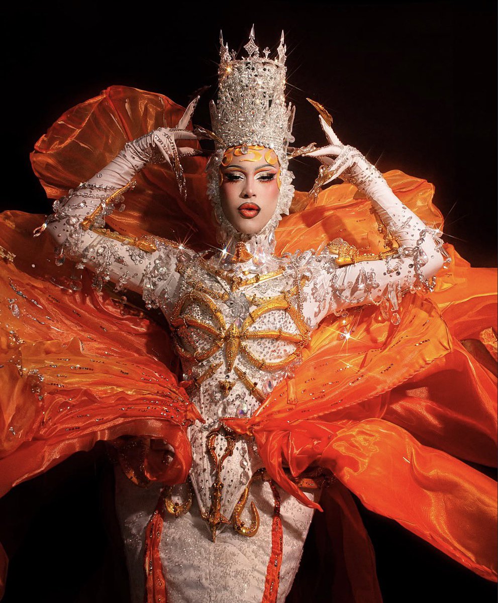 Drag_Crave's tweet photo. Leexa Fox looks spectacular in her Finale Guest Judging look for Drag Race México: Latina Royale. https://t.co/UH4uPJraGJ