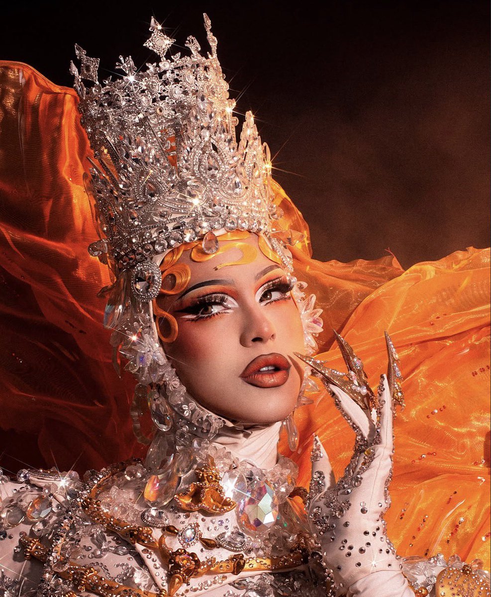 Drag_Crave's tweet photo. Leexa Fox looks spectacular in her Finale Guest Judging look for Drag Race México: Latina Royale. https://t.co/UH4uPJraGJ