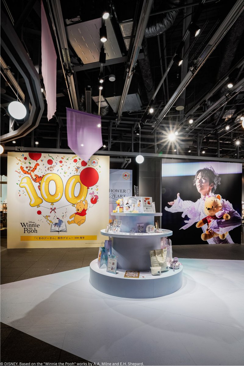 NTVService's tweet photo. 「SHOWER OF HEART - かがやくひかりのプレゼント-」
SHIBUYA TSUTAYA 1Fが本日開催！

撮り下ろしビジュアル、描き下ろしイラストを使用したアイテムやオリジナル衣装をモチーフにしたアイテムなど限定アイテムが勢ぞろい！

ぜひ会場でご覧ください

#シャワハー #くまのプーさん #羽生結弦 https://t.co/cY67Snv7pC