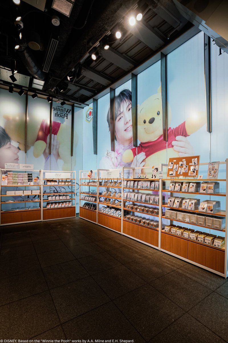 NTVService's tweet photo. 「SHOWER OF HEART - かがやくひかりのプレゼント-」
SHIBUYA TSUTAYA 1Fが本日開催！

撮り下ろしビジュアル、描き下ろしイラストを使用したアイテムやオリジナル衣装をモチーフにしたアイテムなど限定アイテムが勢ぞろい！

ぜひ会場でご覧ください

#シャワハー #くまのプーさん #羽生結弦 https://t.co/cY67Snv7pC