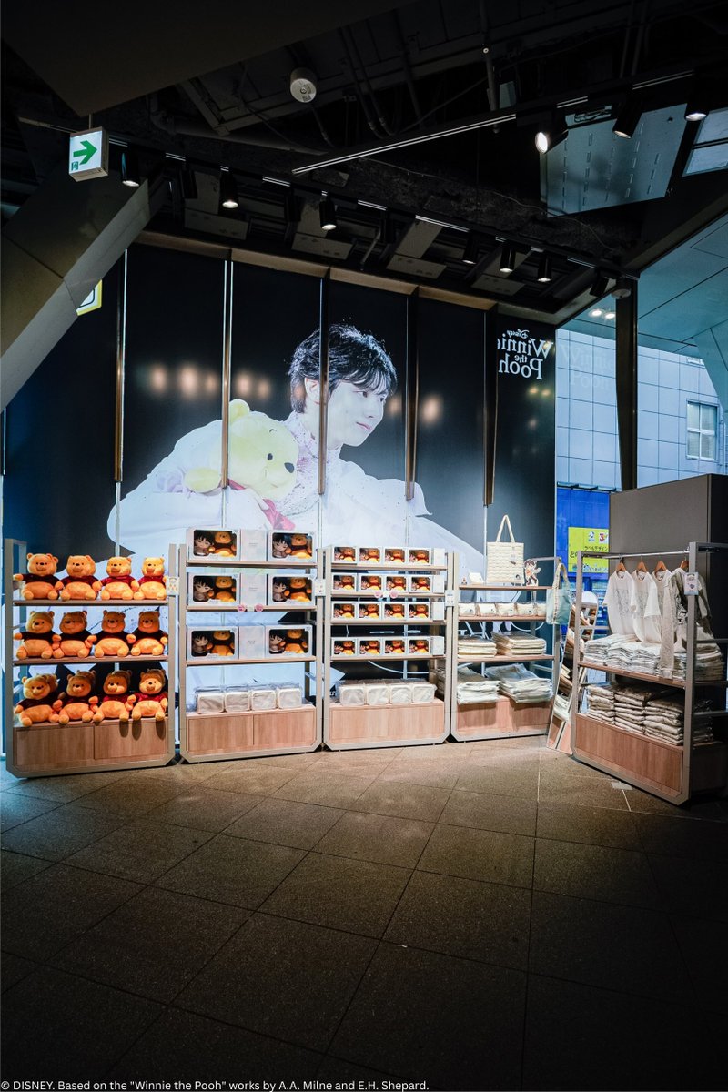 NTVService's tweet photo. 「SHOWER OF HEART - かがやくひかりのプレゼント-」
SHIBUYA TSUTAYA 1Fが本日開催！

撮り下ろしビジュアル、描き下ろしイラストを使用したアイテムやオリジナル衣装をモチーフにしたアイテムなど限定アイテムが勢ぞろい！

ぜひ会場でご覧ください

#シャワハー #くまのプーさん #羽生結弦 https://t.co/cY67Snv7pC