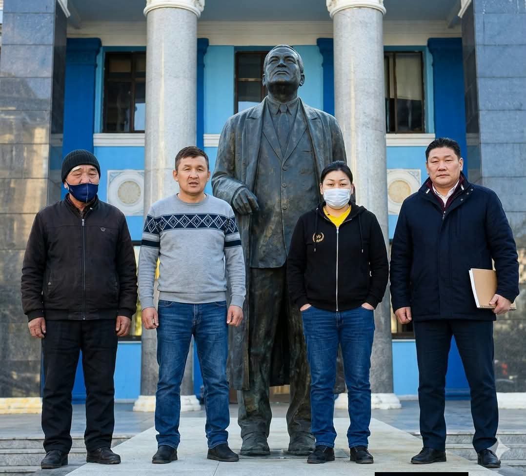 tuvshinbaatar01's tweet photo. Энэ зураг ч үнэхээр өнөөдөртэй (10-р сарын 2-ны өдөр) нийцэж. 

МАН-ын Ц. Нямдорж, алуурчин Содномдаржаа, алуурчин Чимэгээ, МАН-ын Л. Оюун-Эрдэнэ, С. Зоригийн хөшөө (МоАХ-ын хашаанд). https://t.co/8nLhHFOJhK