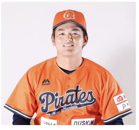 Shikoku_IL_plus's tweet photo. 【9⽉度 TORIDOLL⽉間新⼈賞 投⼿部⾨および野⼿部⾨ 受賞選⼿の発表】

四国アイランドリーグplusでは、当⽉の成績や活躍度、チームへの貢献度をもとに株式会社トリドールホールディングス様より投⼿部⾨選⼿1名、野⼿部⾨選⼿1名（各部⾨の対象は⼊団1年⽬の新⼈選⼿）を選出いただき、TORIDOLL⽉間新⼈賞の表彰を⾏います。
TORIDOLL⽉間新⼈賞を受賞した選⼿には、株式会社トリドールホールディングスが運営する全国の丸⻲製麺・⾁のヤマ⽜・KONA'S・トリドールジャパンで使える特別優待券1万円分が贈呈されます。
この度、9⽉度の受賞者が決定しましたので、お知らせいたします。

■9⽉度 TORIDOLL⽉間新⼈賞 投⼿部⾨
【徳島インディゴソックス】
細川 旺輝（投⼿・背番号33）

＜9⽉度成績＞
8試合 防御率0.90 0勝1敗 投球回10 奪三振16奪三振率14.40

＜受賞理由＞
「8試合に登板し、防御率0.90、16奪三振を記録。
安定したリリーフとしてチームを⽀え、存在感ある投球を⾒せた。」

＜細川選⼿・受賞コメント＞
「この度は「トリドール⽉間新⼈賞」に選出していただき、ありがとうございます。
今⽉は、⾃分のピッチングを貫くことができ、結果につなげることができました。この⼀年で、野球だけでなくさまざまな⾯で成⻑できたと感じています。
監督・コーチをはじめ、⽀えてくださった皆さんへの感謝を忘れず、これからも頑張っていきたいと思います。応援よろしくお願いします。」

■9⽉度 TORIDOLL⽉間新⼈賞 野⼿部⾨
【愛媛マンダリンパイレーツ】
橋本 卓郎（外野⼿・背番号24）
＜9⽉度成績＞
12試合 打率 .364 33打数 12安打 1本塁打
7打点 出塁率.389 OPS.904

＜受賞理由＞
「打率.364、7打点、OPS.904をマーク。⾼い打撃⼒
と勝負強さでチームの攻撃をけん引し、安定した活躍を⾒せた。」

＜橋本選⼿・受賞コメント＞
「この度はトリドール⽉間新⼈賞に選んでいただき、ありがとうございます。
チームの皆さんをはじめ、スポンサーの皆様、いつも応援してくださるファンの皆様に⽀えていただ
いたおかげだと思っています。
この賞を励みに、これからもチームの勝利に貢献できるよう頑張っていきますので、引き続き応援よろしくお願いします！」