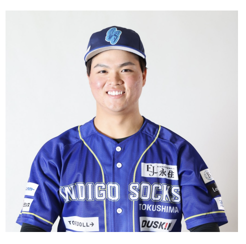 Shikoku_IL_plus's tweet photo. 【9⽉度 TORIDOLL⽉間新⼈賞 投⼿部⾨および野⼿部⾨ 受賞選⼿の発表】

四国アイランドリーグplusでは、当⽉の成績や活躍度、チームへの貢献度をもとに株式会社トリドールホールディングス様より投⼿部⾨選⼿1名、野⼿部⾨選⼿1名（各部⾨の対象は⼊団1年⽬の新⼈選⼿）を選出いただき、TORIDOLL⽉間新⼈賞の表彰を⾏います。
TORIDOLL⽉間新⼈賞を受賞した選⼿には、株式会社トリドールホールディングスが運営する全国の丸⻲製麺・⾁のヤマ⽜・KONA'S・トリドールジャパンで使える特別優待券1万円分が贈呈されます。
この度、9⽉度の受賞者が決定しましたので、お知らせいたします。

■9⽉度 TORIDOLL⽉間新⼈賞 投⼿部⾨
【徳島インディゴソックス】
細川 旺輝（投⼿・背番号33）

＜9⽉度成績＞
8試合 防御率0.90 0勝1敗 投球回10 奪三振16奪三振率14.40

＜受賞理由＞
「8試合に登板し、防御率0.90、16奪三振を記録。
安定したリリーフとしてチームを⽀え、存在感ある投球を⾒せた。」

＜細川選⼿・受賞コメント＞
「この度は「トリドール⽉間新⼈賞」に選出していただき、ありがとうございます。
今⽉は、⾃分のピッチングを貫くことができ、結果につなげることができました。この⼀年で、野球だけでなくさまざまな⾯で成⻑できたと感じています。
監督・コーチをはじめ、⽀えてくださった皆さんへの感謝を忘れず、これからも頑張っていきたいと思います。応援よろしくお願いします。」

■9⽉度 TORIDOLL⽉間新⼈賞 野⼿部⾨
【愛媛マンダリンパイレーツ】
橋本 卓郎（外野⼿・背番号24）
＜9⽉度成績＞
12試合 打率 .364 33打数 12安打 1本塁打
7打点 出塁率.389 OPS.904

＜受賞理由＞
「打率.364、7打点、OPS.904をマーク。⾼い打撃⼒
と勝負強さでチームの攻撃をけん引し、安定した活躍を⾒せた。」

＜橋本選⼿・受賞コメント＞
「この度はトリドール⽉間新⼈賞に選んでいただき、ありがとうございます。
チームの皆さんをはじめ、スポンサーの皆様、いつも応援してくださるファンの皆様に⽀えていただ
いたおかげだと思っています。
この賞を励みに、これからもチームの勝利に貢献できるよう頑張っていきますので、引き続き応援よろしくお願いします！」