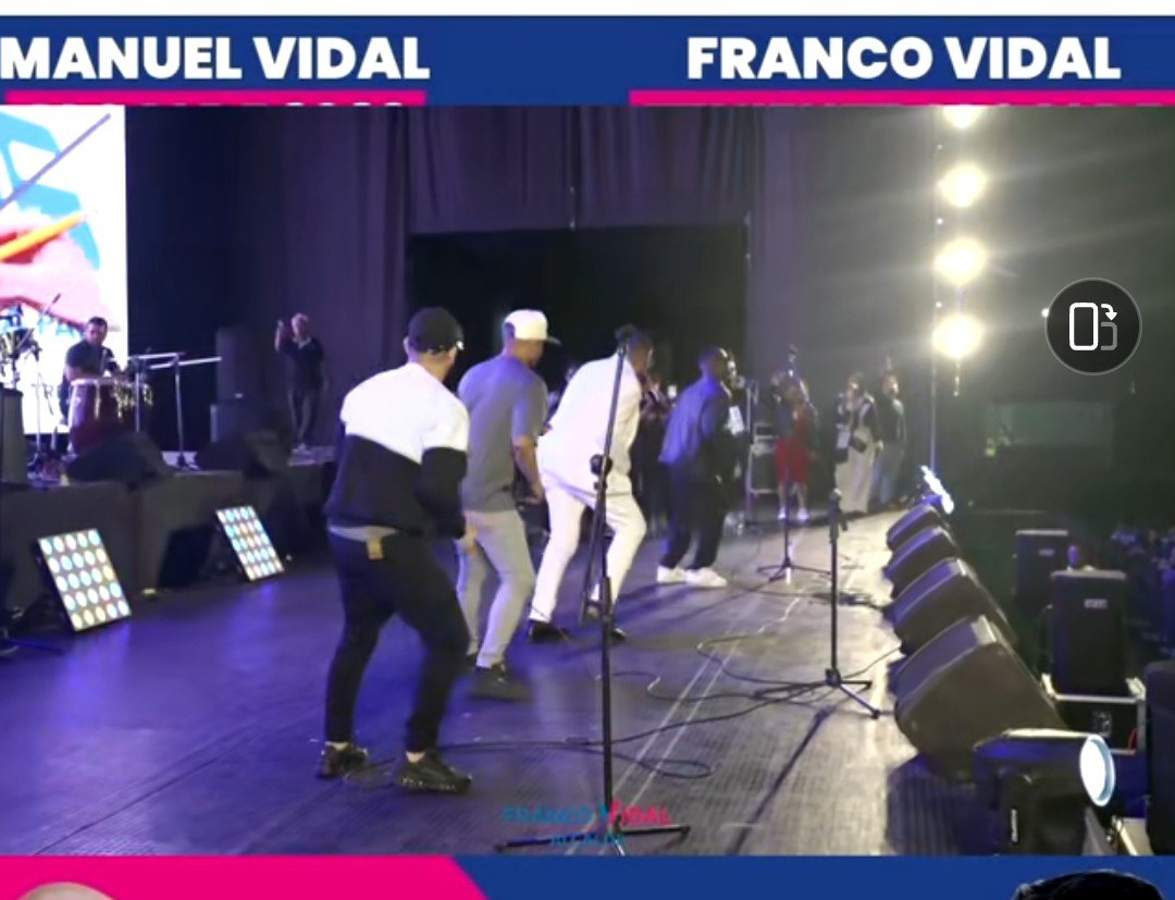 flyn2030's tweet photo. 🚨SOLO EN EL PERÚ 
La orquesta charanga habanera está tocando a la misma hora en diferentes lugares , en cierre de campaña de porki @rlopezaliaga1 y de Allison 
Pregunto eso delito o estafa por parte de la orquesta ??
se dividieron en 2 que pendejada https://t.co/0zGYX4sWCT