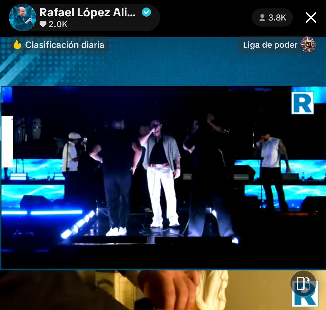 flyn2030's tweet photo. 🚨SOLO EN EL PERÚ 
La orquesta charanga habanera está tocando a la misma hora en diferentes lugares , en cierre de campaña de porki @rlopezaliaga1 y de Allison 
Pregunto eso delito o estafa por parte de la orquesta ??
se dividieron en 2 que pendejada https://t.co/0zGYX4sWCT