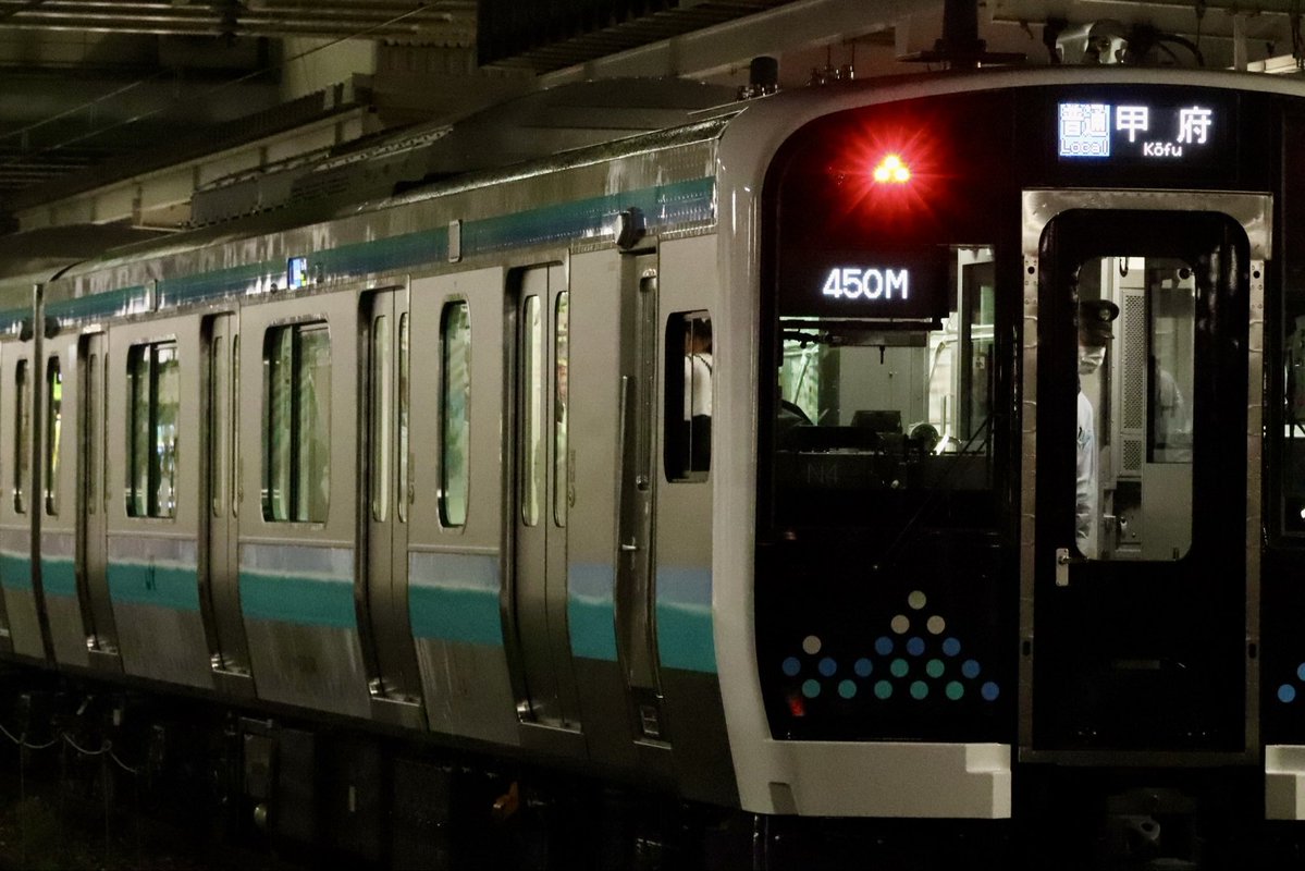 kawahiro_train's tweet photo. 長野旅行の日程とデビュー日が偶然重なり、
長野駅からの一番電車に立ち会えました。
駅の案内板ではお祝いモード一色。
立ち会えた私も嬉しくなりました😊
まさに職人芸です。

#E131系
#E131系200番台
#JR東日本
#長野駅 https://t.co/0aTgA2hxf9