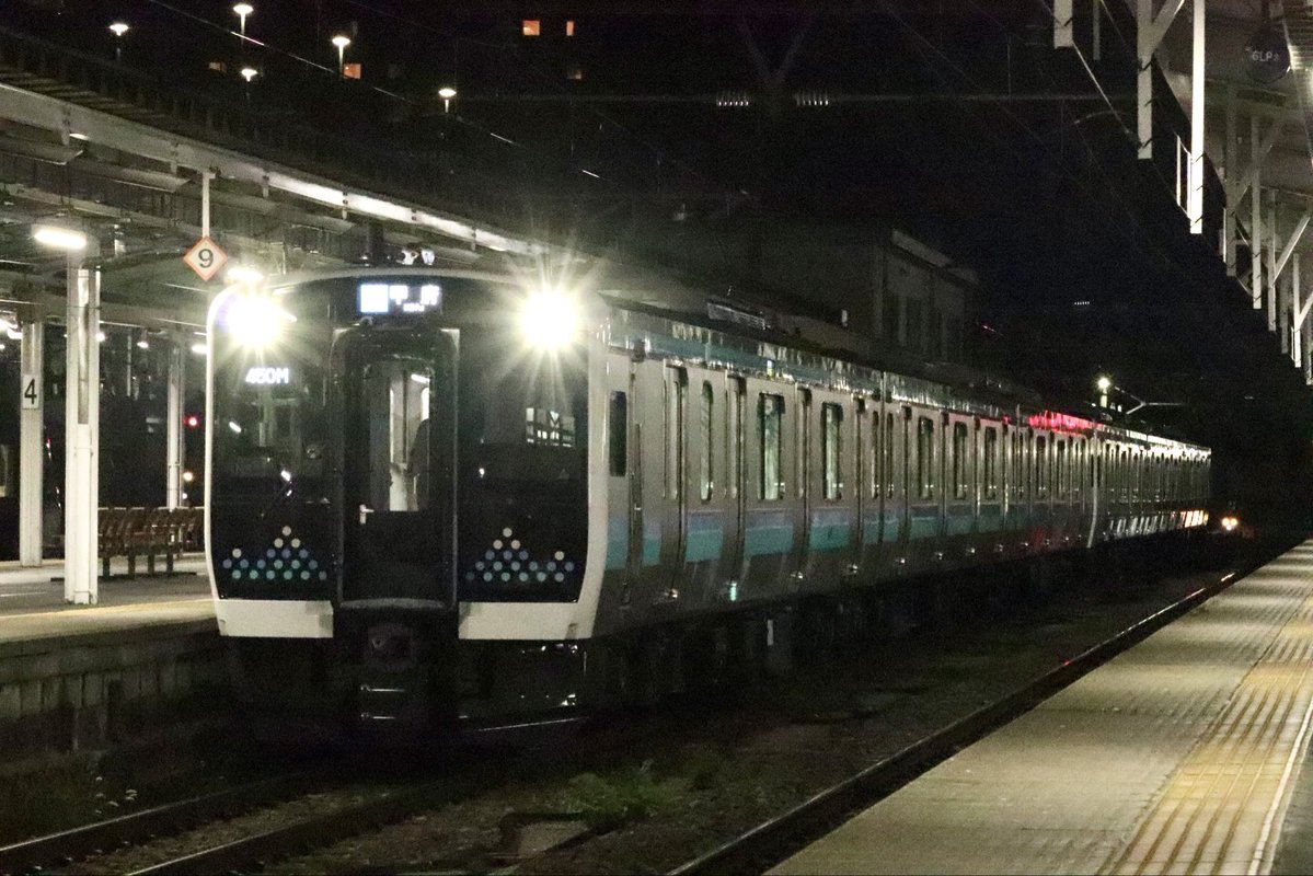 kawahiro_train's tweet photo. 長野旅行の日程とデビュー日が偶然重なり、
長野駅からの一番電車に立ち会えました。
駅の案内板ではお祝いモード一色。
立ち会えた私も嬉しくなりました😊
まさに職人芸です。

#E131系
#E131系200番台
#JR東日本
#長野駅 https://t.co/0aTgA2hxf9