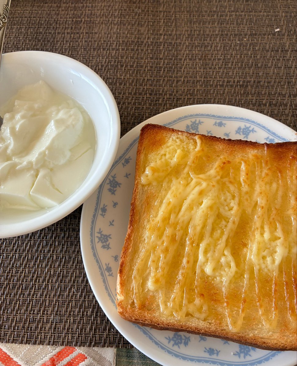 Rimozxcv's tweet photo. 本日の朝ごはん。

マヨネーズトースト🍞ヨーグルト🥣

朝から快晴で空気もカラッカラ洗濯物が捗る☀️しかし肌と喉がやられている😭
乾燥もいいやら悪いやら。

#朝ごはん　#洗濯 https://t.co/r0Oty192Mj