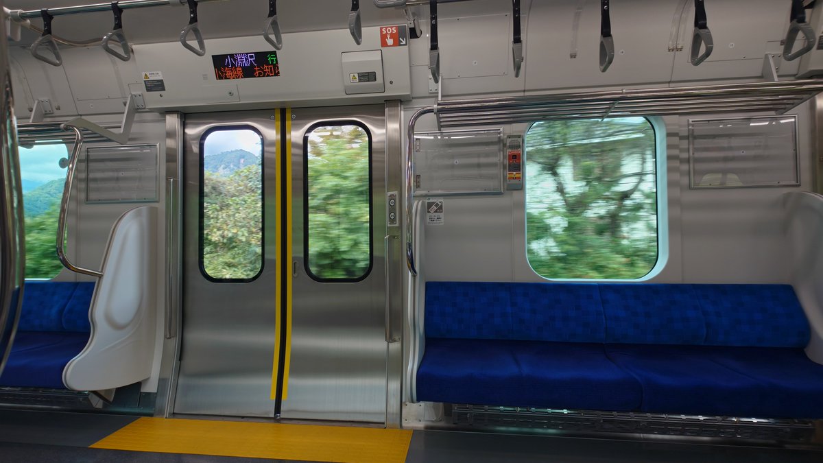 NN115_1116's tweet photo. E131系乗ってきた
発車時にﾀﾞﾀﾞﾀﾞﾝってならないし、ドアもバタバタ言わないし、笹子Tでフルノッチ高速域でも会話成立するし、放送は全部聞き取れるし、つり革は三角いっぱいぶら下がってるし、車内LEDも補助案内としては十分
中央ローカル向けの新車としてはとてもいい車だよ https://t.co/eYqdgzIJMK