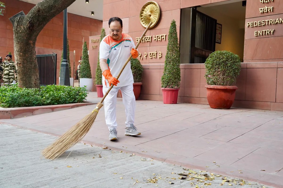 JPNadda's tweet photo. आदरणीय प्रधानमंत्री श्री @narendramodi जी के आह्वान पर वर्ष 2014 में आरंभ किया गया ‘स्वच्छ भारत अभियान’ आज एक सशक्त जन आंदोलन का रूप ले चुका है।

गांधी जयंती के अवसर पर आज नई दिल्ली स्थित कर्तव्य भवन-1 के समीप स्वच्छता के लिए श्रमदान किया और पूज्य बापू के स्वच्छता संदेश को आगे बढ़ाया।

स्वच्छता को दैनिक जीवन की जिम्मेदारी बनाकर स्वच्छ, स्वस्थ और सुंदर भारत के निर्माण में सभी की भागीदारी सुनिश्चित करना ही हमारा संकल्प है।

#SwachhataHiSewa2026 #सेवा_संकल्प_अभियान