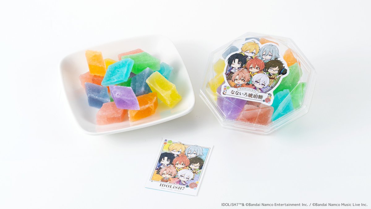 iD7_goods_01's tweet photo. 【『アイドリッシュセブン』×日本百貨店】

◆なないろ琥珀糖

外はシャリッ、中はプルッとした食感が楽しめる伝統菓子「琥珀糖」が、IDOLiSH7メンバー7人のイメージカラーになって登場。
光をかざすと透き通る7色の結晶は、ずっと眺めていたくなる美しさです。 https://t.co/iRumwP2MSS