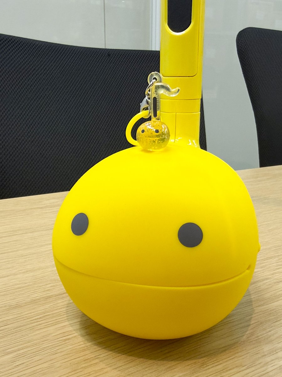 Otamatone_JP's tweet photo. プラチナドン・キホーテ白金台店頭にてオタマトーンめじるしアクセサリー発見♪
イエロー捕獲!
#めじるしアクセサリー
#オタマトーン
#otamatone
#明和電機 https://t.co/dmaIyqqxuU
