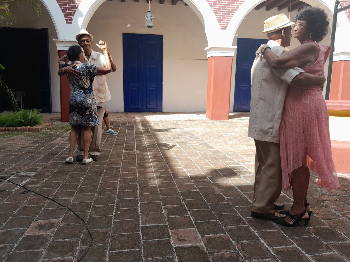 smarthnayade's tweet photo. El día del Adulto Mayor se celebró en el Museo Provincial "La Periquera" con representación teatrales, música y danza. Con la participación del los Clubes de la 3er edad, la Colonia China y Casas de Abuelos.
#SomosCulturaHolguín
#HonorHolguinero https://t.co/KBh6CuChwJ