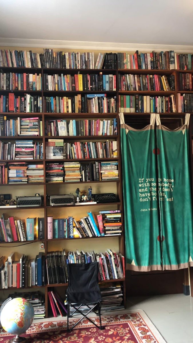 yuliapandaa's tweet photo. Kalian tau ga, Toko Buku Akik? 
Kalo, Gramedia itu rame, mainstream, semua orang tahu.

Buku Akik itu gigs underground.
lebih niche, hidden gem, tapi justru sering nemu buku-buku yang bikin, “LAH KOK BUKU INI UDAH ADA DI INDO?

Setuju ga sih? Ada yg udh pernah kesini? https://t.co/eabTae5GtL