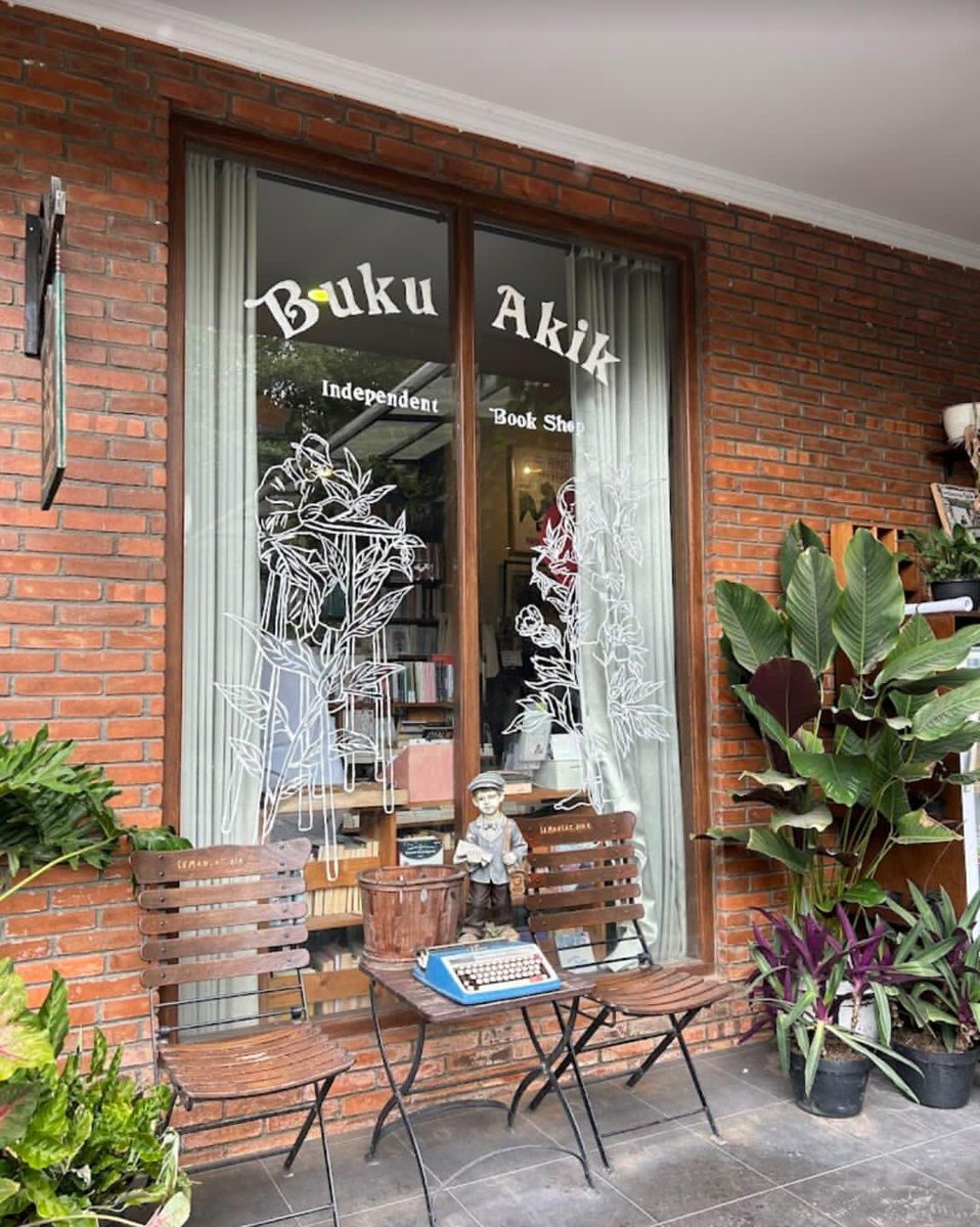 yuliapandaa's tweet photo. Kalian tau ga, Toko Buku Akik? 
Kalo, Gramedia itu rame, mainstream, semua orang tahu.

Buku Akik itu gigs underground.
lebih niche, hidden gem, tapi justru sering nemu buku-buku yang bikin, “LAH KOK BUKU INI UDAH ADA DI INDO?

Setuju ga sih? Ada yg udh pernah kesini? https://t.co/eabTae5GtL