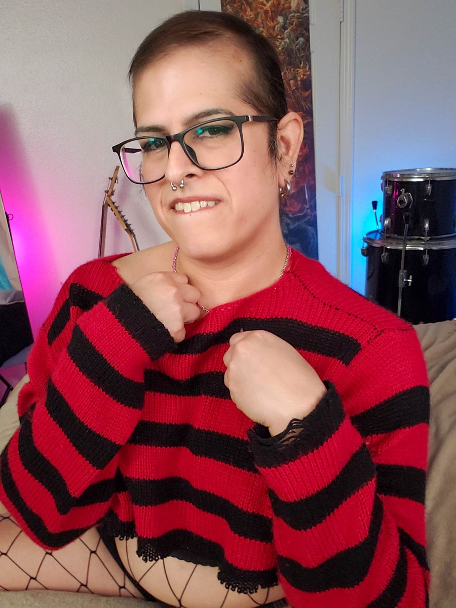 Lorealign's tweet photo. Me trying to be someone's cute lil nightmare for halloween 🤭😊

#transgirl #altgirl #softgoth #spookyseason https://t.co/da3kk3MLyI