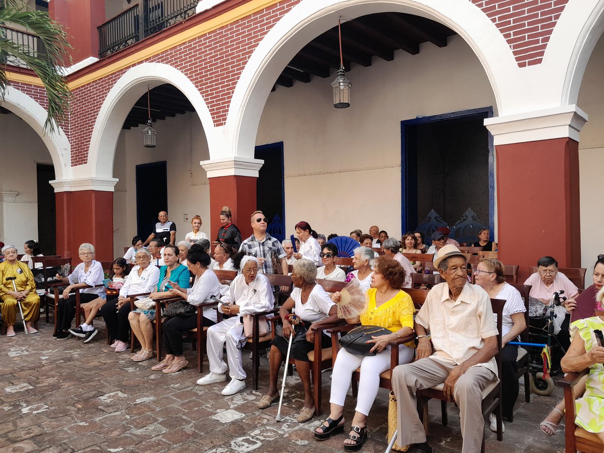 smarthnayade's tweet photo. El día del Adulto Mayor se celebró en el Museo Provincial "La Periquera" con representación teatrales, música y danza. Con la participación del los Clubes de la 3er edad, la Colonia China y Casas de Abuelos.
#SomosCulturaHolguín
#HonorHolguinero https://t.co/KBh6CuChwJ