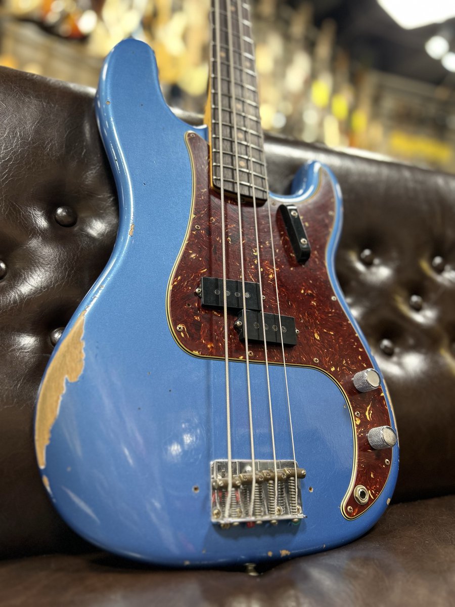 1484shibuya's tweet photo. 【#Fender Custom Shop / Time Machine 1964 Precision Bass Relic Aged Lake Placid Blue】
¥657,800
https://t.co/tRrcoHysFj
鮮やかなLake Placid Blueと絶妙なレリックが最高のマッチングを果たした一本!
溢れる貫禄、ゴリッと分厚いサウンドもGoodです!
#Bass #ベース #FenderCustomShop https://t.co/sNyQOpPUCe