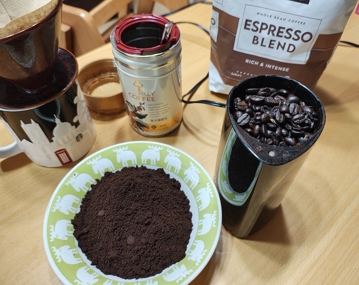 cayman555's tweet photo. 最近コーヒーミル毎日やるの面倒なので週1で豆をまとめてミルで砕いてかんからちんに入れているんだけど…
コーヒーメーカー持ってるリッチメンはこれやらんで済むわけか😿ｲｲﾅｧ
でもこれ、前は手で回して作ってたんだぜ？　気が遠くなるよ。
豆あちこち飛んでたし😾笑

#meal https://t.co/wTJWNs09bL