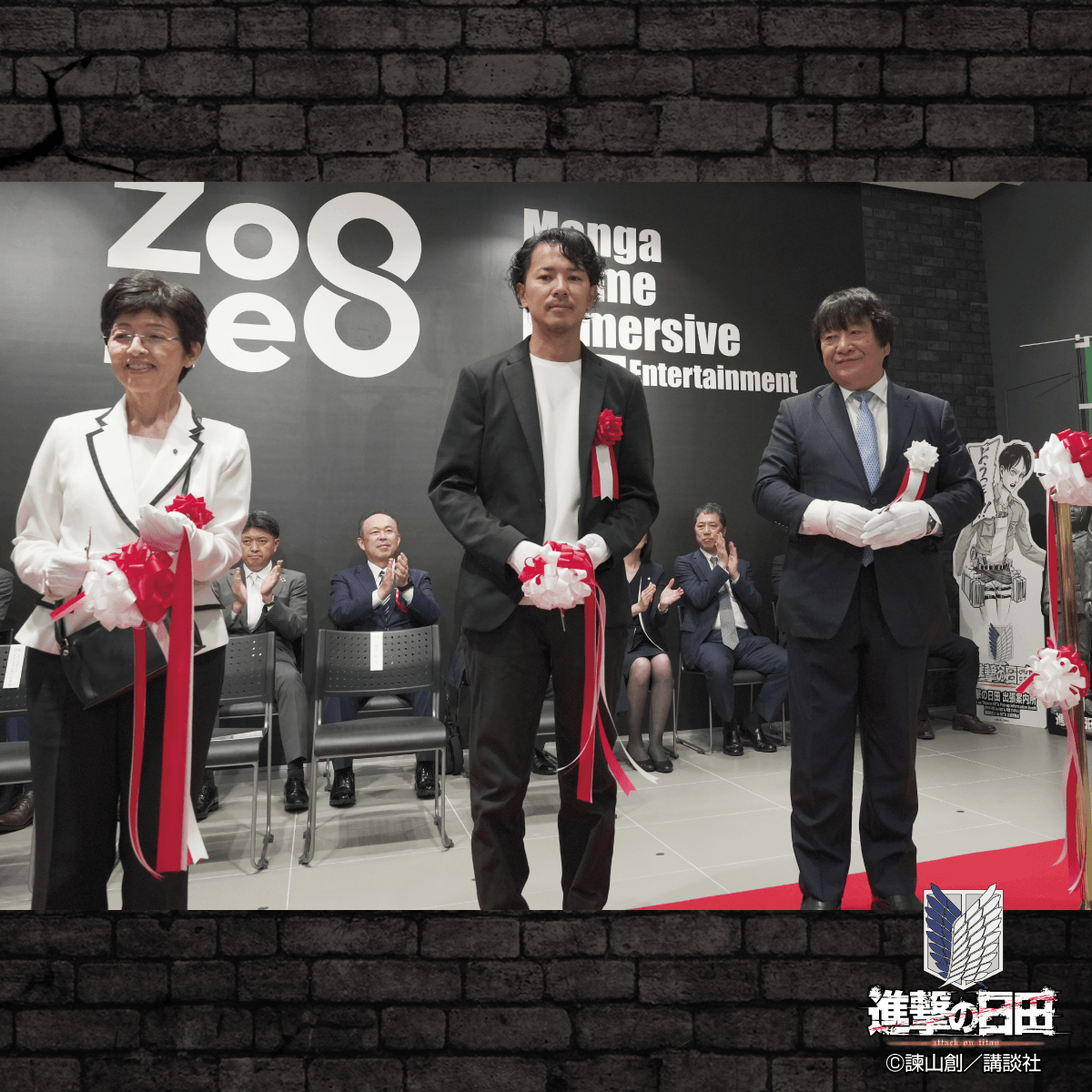 shingeki_hita's tweet photo. 🎉進撃の日田出張案内所のオープニングセレモニーを行いました！  

9月18日（金）、キャナルシティ博多イーストビル「Zone8」内に開設した「進撃の日田出張案内所」のオープニングセレモニーが行われ、『進撃の巨人』の作者・諫山創先生にご臨席いただきました。 

 椋野美智子日田市長らとのテープカットの後には、2階エスカレーター前の『進撃の巨人』第１巻の表紙イラストに、サインを書き入れてくださいました！

#進撃の日田
#Zone8

🔗https://t.co/pJ4lRatNC8