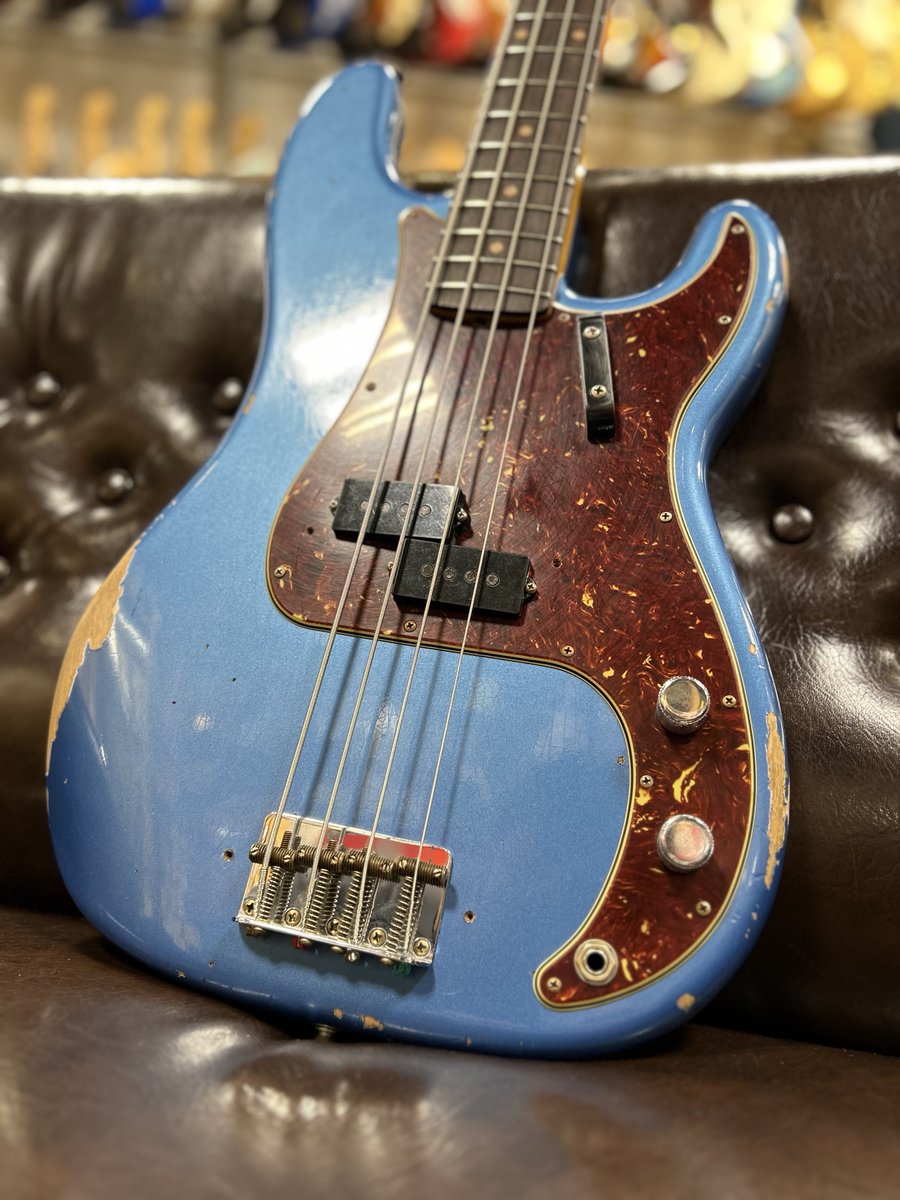 1484shibuya's tweet photo. 【#Fender Custom Shop / Time Machine 1964 Precision Bass Relic Aged Lake Placid Blue】
¥657,800
https://t.co/tRrcoHysFj
鮮やかなLake Placid Blueと絶妙なレリックが最高のマッチングを果たした一本!
溢れる貫禄、ゴリッと分厚いサウンドもGoodです!
#Bass #ベース #FenderCustomShop https://t.co/sNyQOpPUCe