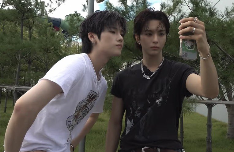 ryuuzzang's tweet photo. 🤍🖤 https://t.co/V9YN5inyMq