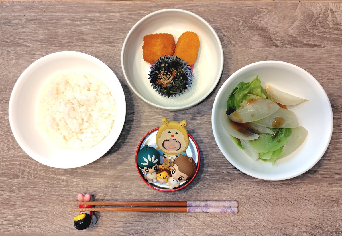tsubami4708's tweet photo. 病院へ行ってきました。

今日の昼飯
🟢ごはん
🟢タルタル白身魚/コーンクリームコロッケ/ほうれん草のナムル(冷食)
🟢玉ねぎとキャベツの温サラダ
 #いただきます https://t.co/8TkoD9AH1N