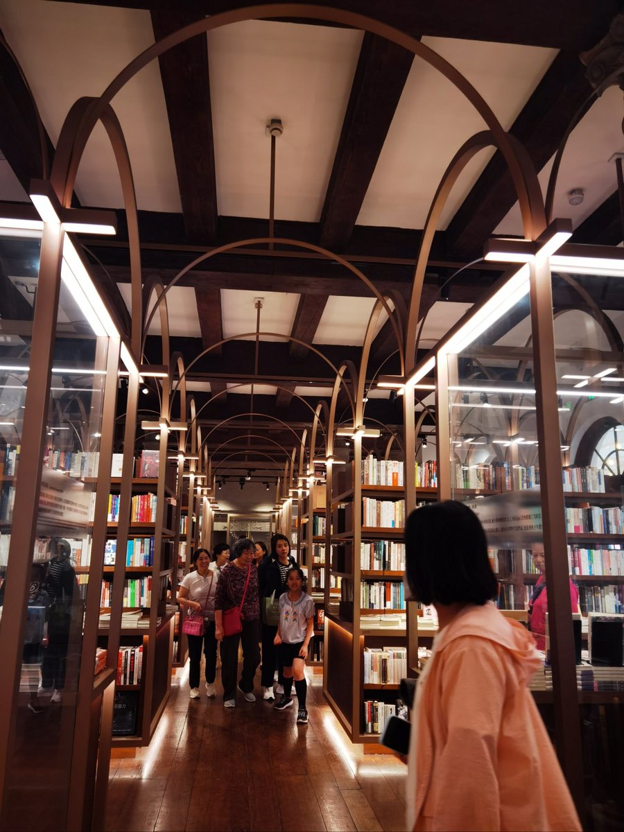 WnWb0807's tweet photo. [Check out this cool spot at 81 Library—super cozy for reading!]， https://t.co/ZyJ4Q3PKwC