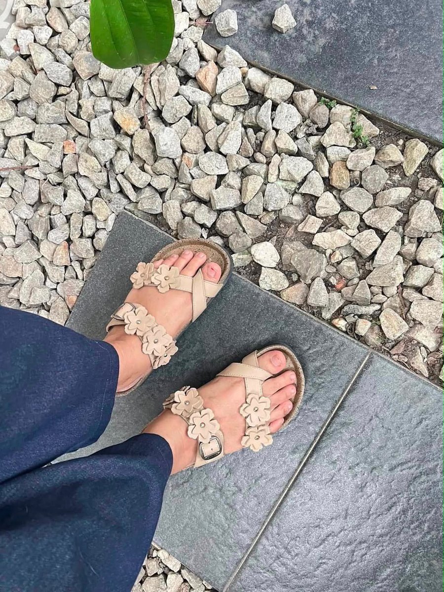 luvbitterballen's tweet photo. Sering dikira pake sandal Birkenst*ck flower 3jt, padahal harganya murah meriah aja😆✨ https://t.co/20ZxumVc4R