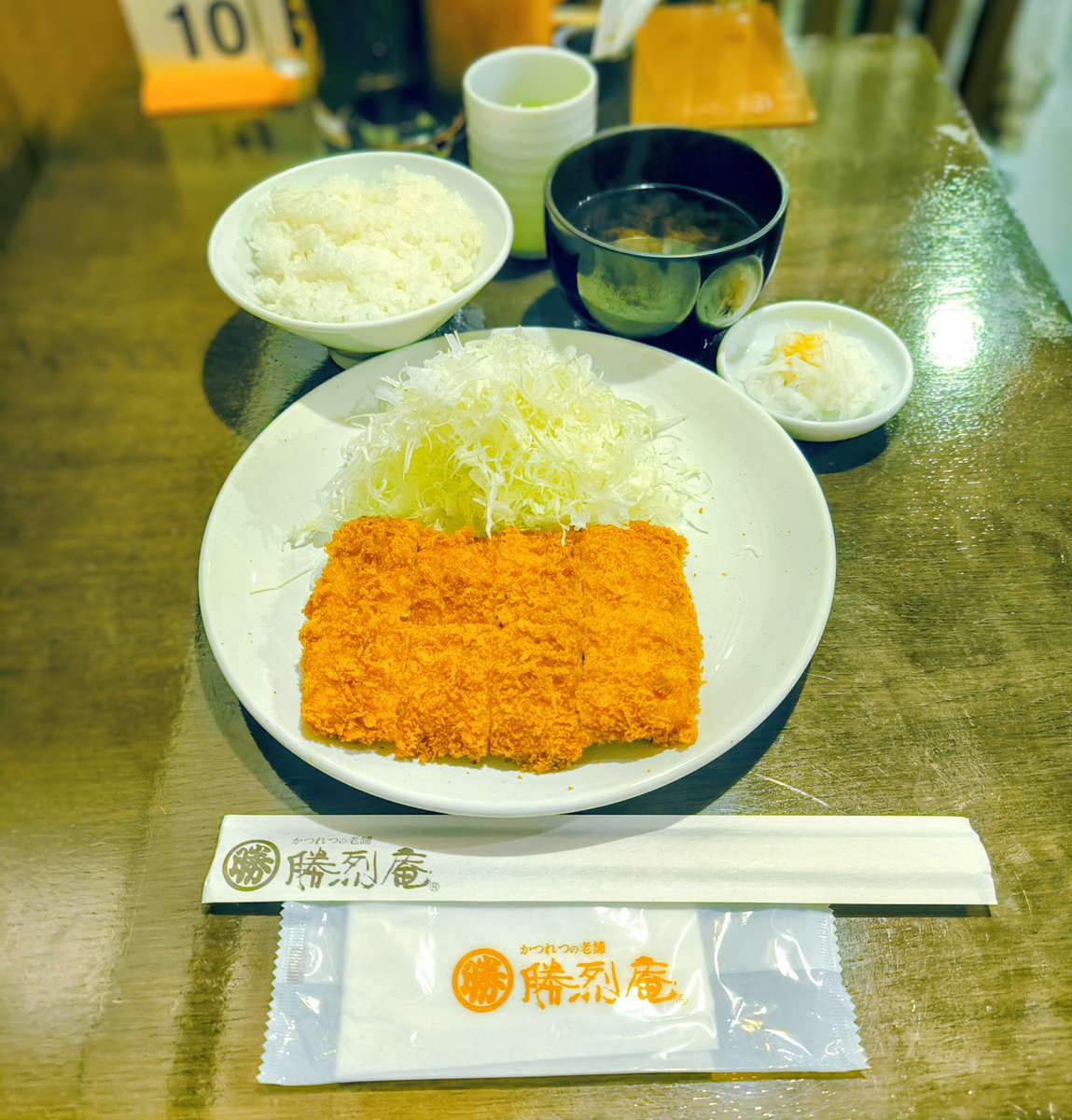 saoringa67's tweet photo. 吉方位取りin横浜
勝烈庵・勝烈定食2200円
🍚、蜆汁、キャベツのクオリティ💯
柔らかく油っこさを感じさせないカツは予め食べやすい大きさにカットされている心遣いが👏
ソースも甘味があり旨し👍
とんカツを食べて外したくなければ勝烈庵だな！という印象。
🥢が持帰り出来るのもスゴイ！ https://t.co/1T93y5NAX8