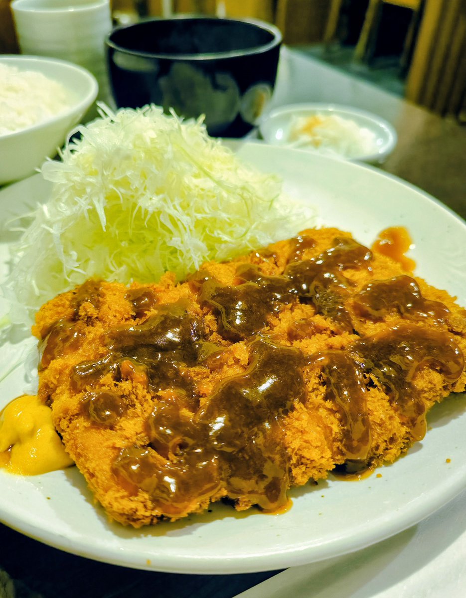 saoringa67's tweet photo. 吉方位取りin横浜
勝烈庵・勝烈定食2200円
🍚、蜆汁、キャベツのクオリティ💯
柔らかく油っこさを感じさせないカツは予め食べやすい大きさにカットされている心遣いが👏
ソースも甘味があり旨し👍
とんカツを食べて外したくなければ勝烈庵だな！という印象。
🥢が持帰り出来るのもスゴイ！ https://t.co/1T93y5NAX8