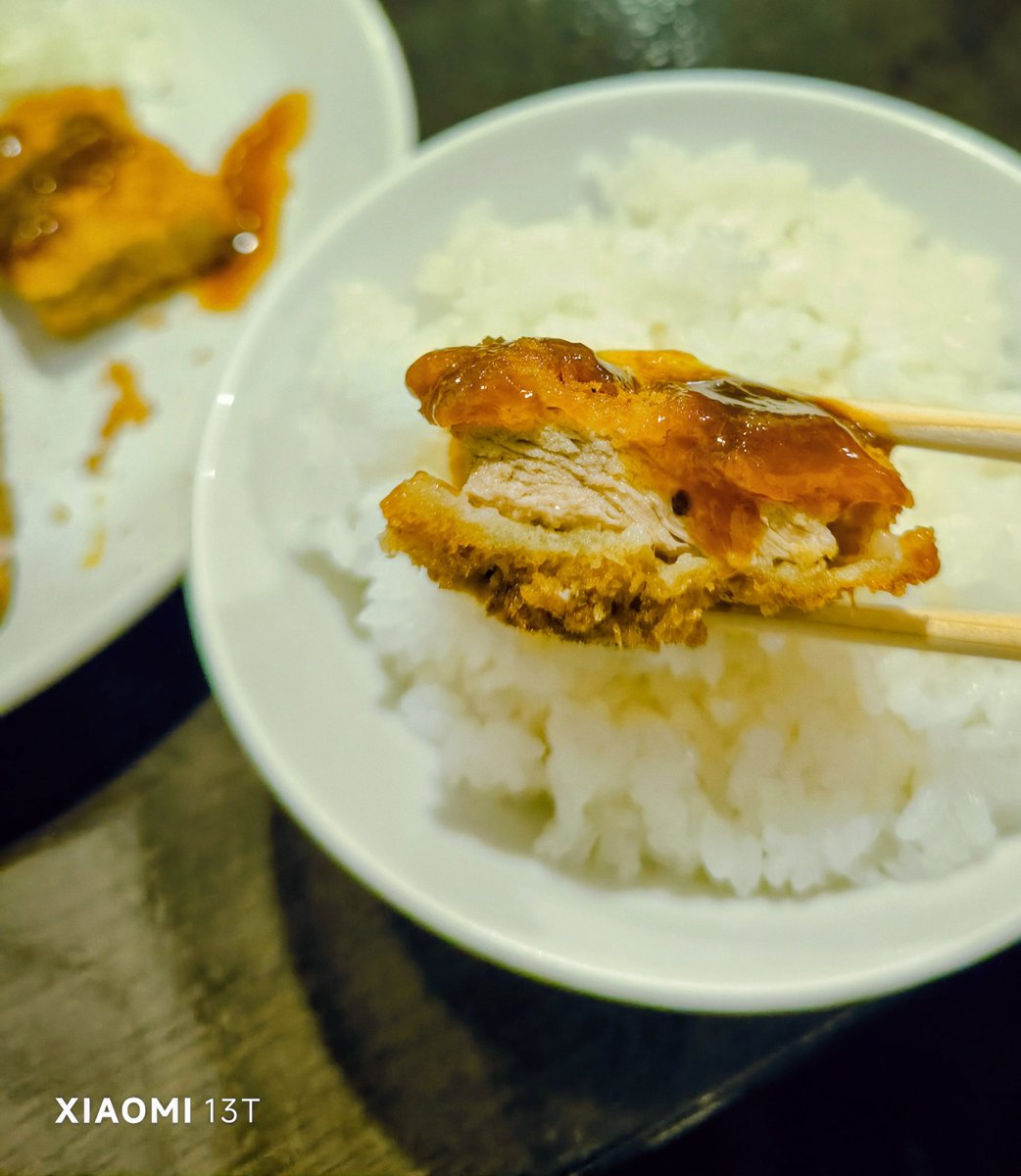 saoringa67's tweet photo. 吉方位取りin横浜
勝烈庵・勝烈定食2200円
🍚、蜆汁、キャベツのクオリティ💯
柔らかく油っこさを感じさせないカツは予め食べやすい大きさにカットされている心遣いが👏
ソースも甘味があり旨し👍
とんカツを食べて外したくなければ勝烈庵だな！という印象。
🥢が持帰り出来るのもスゴイ！ https://t.co/1T93y5NAX8