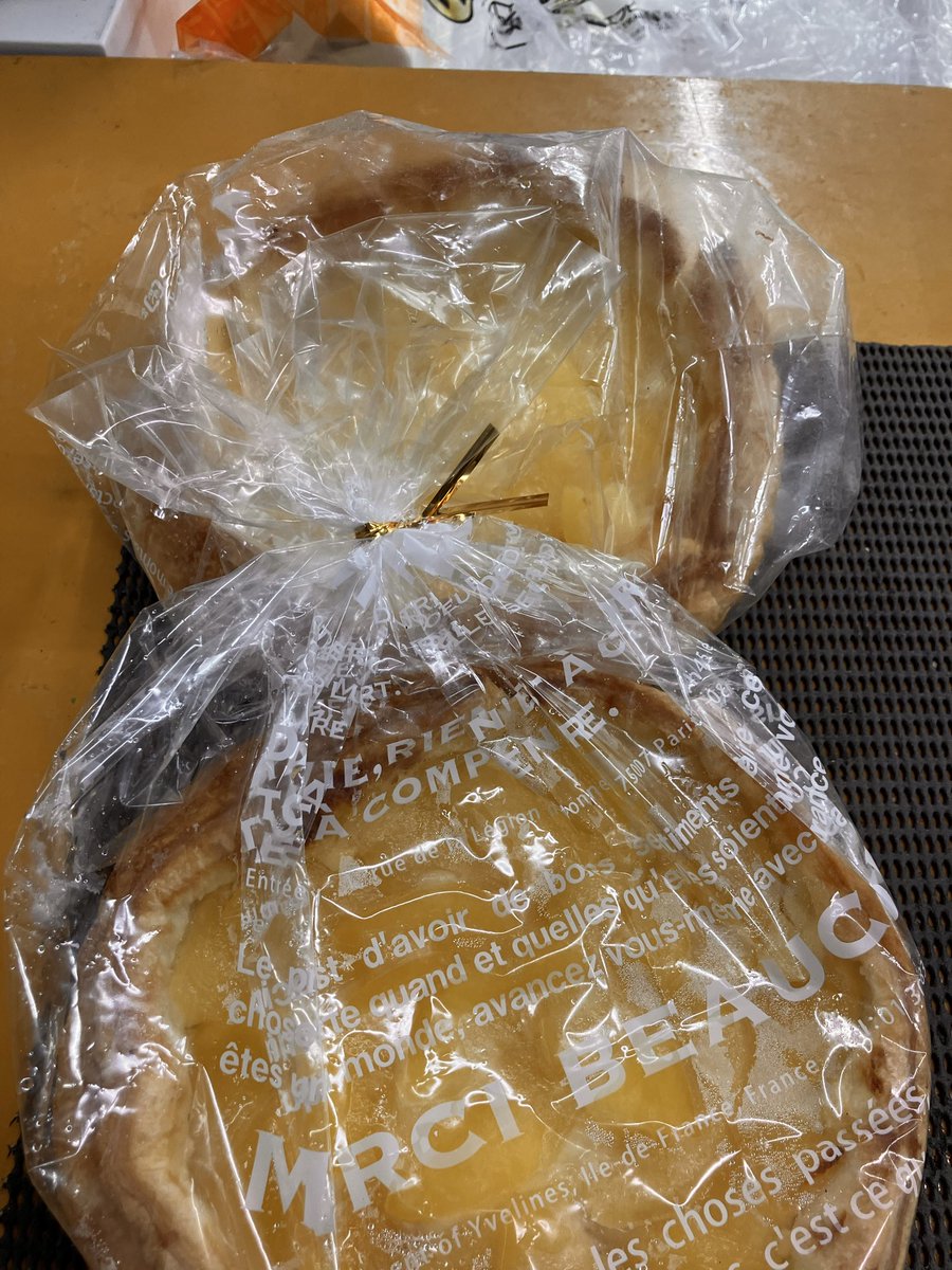 Osashimi0705's tweet photo. 一見の価値あり🌟🌟🌟🌟🌟
岩見沢駅前にある
ししまる（レンガ調の建物）
アップルパイは別格
惜しみ無く昔ながらのカスタード・
りんごに蜜を吸わせ・生地はこんがりサクサク
絶妙な絶品なんですよ��
岩見沢方面行く時はおすすめ
定期的に食べたくなる絶品パン類も美味しいですね https://t.co/ZoclzDuNAH