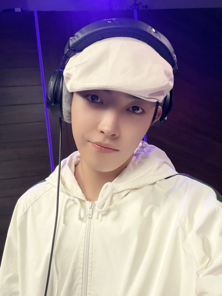 ATEEZofficial's tweet photo. [📷] #Genius Open Mic Behind Photo

에이티니가 있어서 나는 족해💫
지금 가을 날씨에 딱맞는 ENOuGH, 어쿠스틱 버전으로 즐겨보세요🎧❣️ 

#ATEEZ #에이티즈 #HONGJOONG #홍중 https://t.co/kKxK9a5dSf
