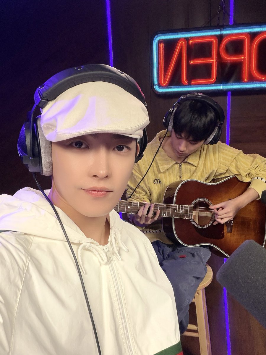 ATEEZofficial's tweet photo. [📷] #Genius Open Mic Behind Photo

에이티니가 있어서 나는 족해💫
지금 가을 날씨에 딱맞는 ENOuGH, 어쿠스틱 버전으로 즐겨보세요🎧❣️ 

#ATEEZ #에이티즈 #HONGJOONG #홍중 https://t.co/kKxK9a5dSf